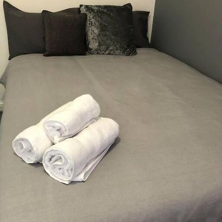 דירות Stoke-on-Trent Simple And Sweet, Flat On Lewis Street - 1 Br מראה חיצוני תמונה