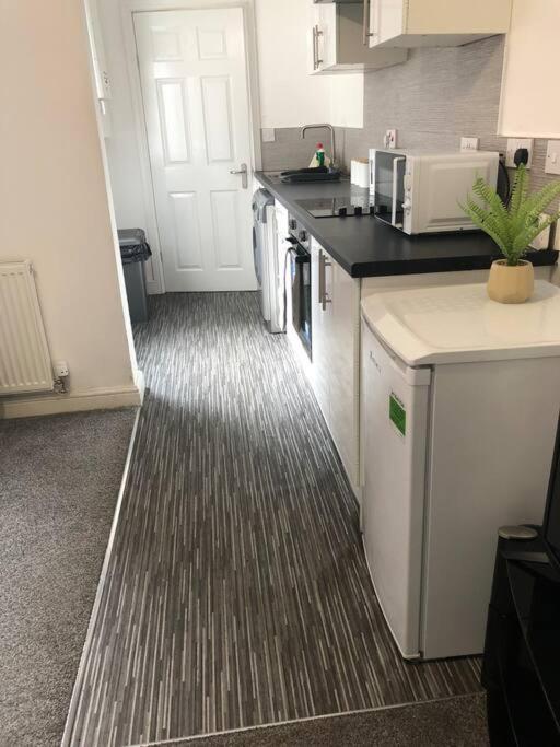 דירות Stoke-on-Trent Simple And Sweet, Flat On Lewis Street - 1 Br מראה חיצוני תמונה